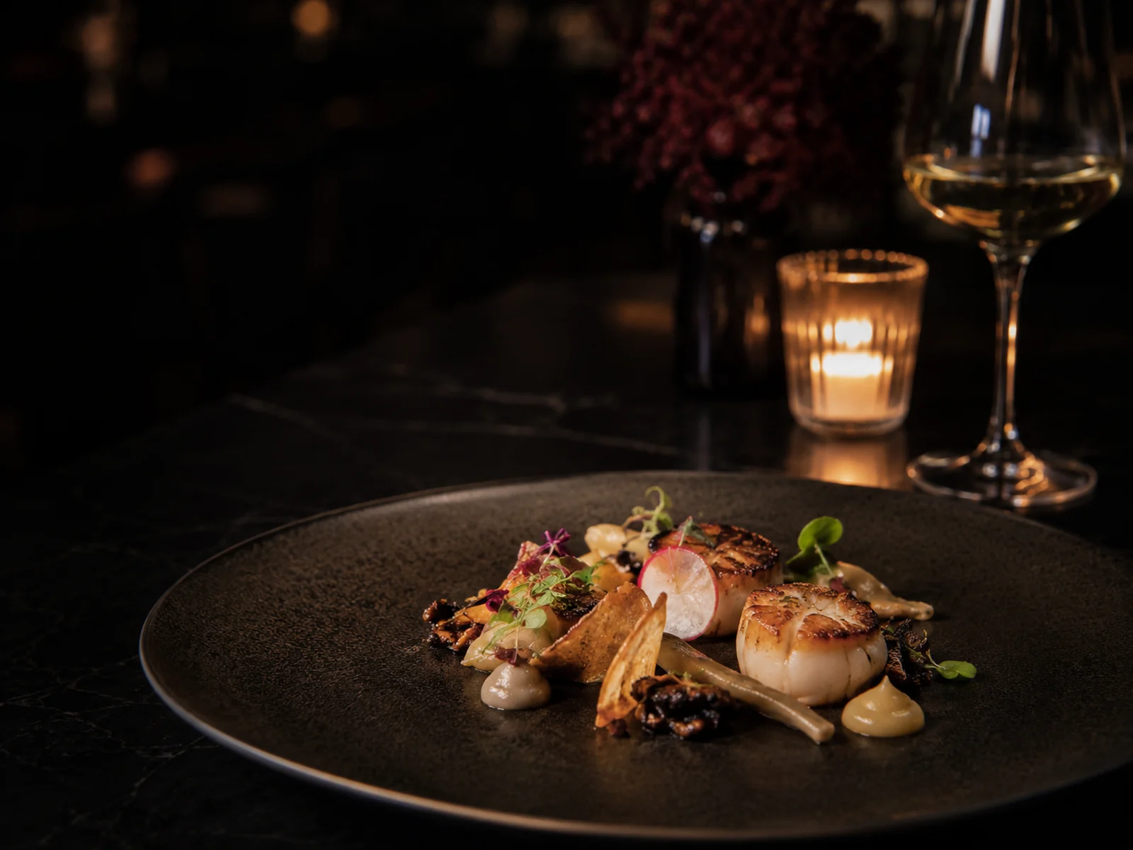 Wide plated scallop course